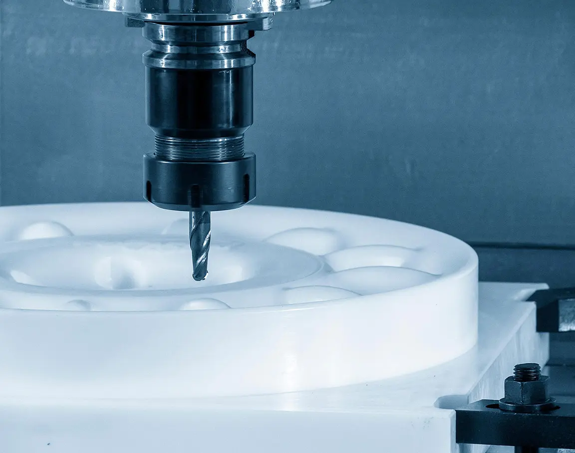 Fresa CNC in lavorazione su stampo in materiale plastico